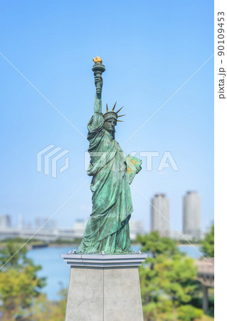 [東京・お台場] 台場の風景と自由の女神像のレプリカのフォカス。 90109453