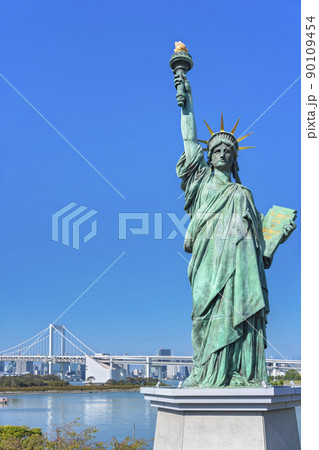 [東京・お台場] レインボーブリッジに背を向けてアクアシティお台場の海岸に立つ自由の女神像のレプリカ 90109454