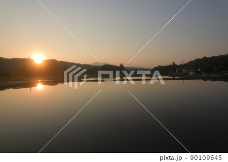 北杜市白州町、明け行く空を映す田植え待つ水田 90109645