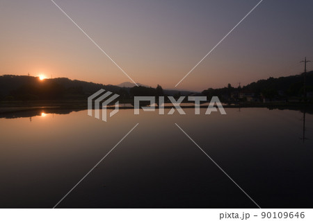 北杜市白州町、明け行く空を映す田植え待つ水田 90109646