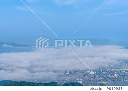《熊本県》大観峰から見た阿蘇の雲海と新緑の草原 《熊本県》大観峰から見た阿蘇の雲海と新緑の草原 90109834