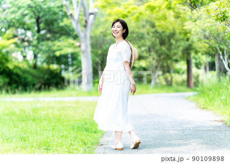 新緑を散策をする若い女性 90109898