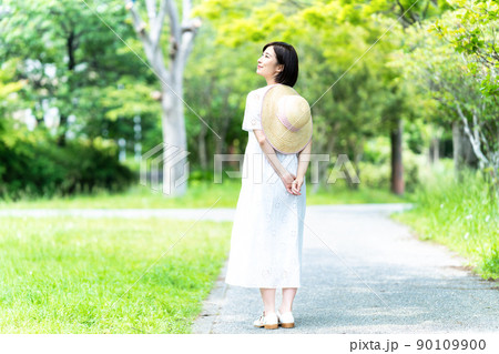 新緑を散策をする若い女性 新緑を散策をする若い女性 90109900