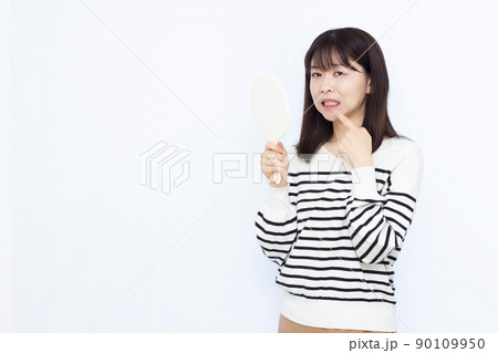 歯が痛い30代の女性 90109950
