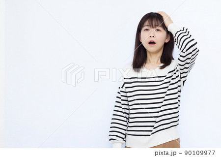 頭を抱えている30代の女性 90109977