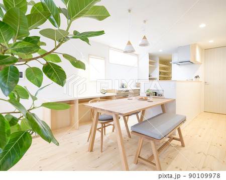 天然木を使ったお洒落で広いダイニングキッチン 90109978