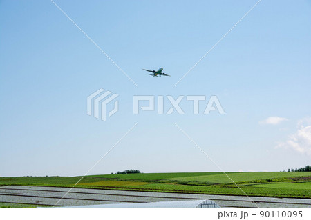 夏の畑作地帯を飛ぶ飛行機 90110095