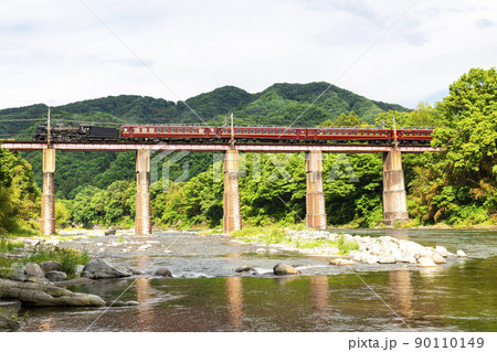 荒川鉄橋を通過する秩父鉄道のパレオエクスプレス 90110149