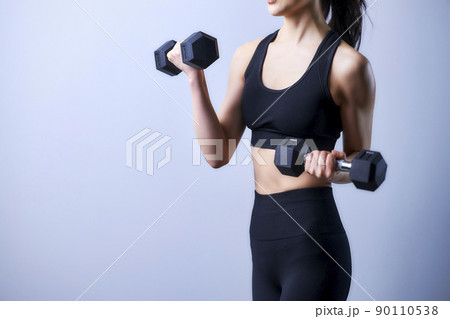 トレーニング　若い女性　筋トレ　ダンベル　ダイエット 90110538