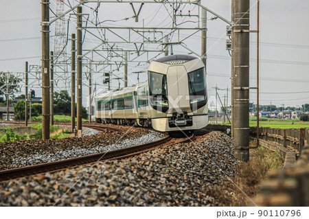 魅惑的なカーブを通過する東武鉄道の電車 90110796