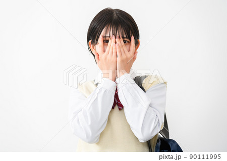手で顔を覆う女子高校生 手で顔を覆う女子高校生 90111995