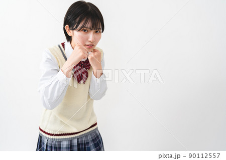 パンチをする女子高校生 90112557
