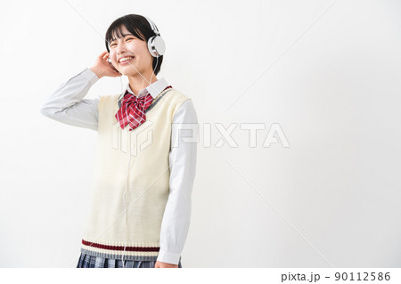 ヘッドフォンで音楽を聴く女子高校生 90112586