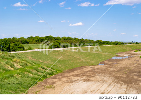河川敷の堤防整備 法面に根付く芝 入間川流域 2022.05 c-1 河川敷の堤防整備 法面に根付く芝 入間川流域 2022.05 c-1 90112733