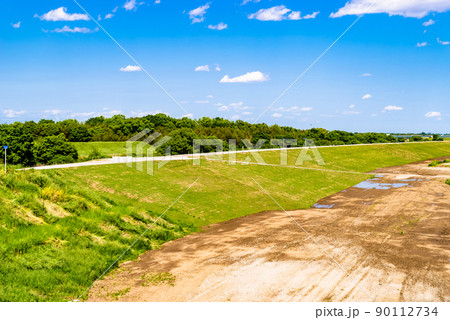 河川敷の堤防整備 法面に根付く芝 入間川流域 2022.05　c-2 高彩度コントラスト 90112734