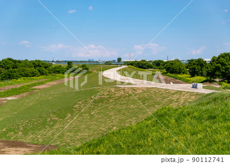 河川敷の堤防整備 法面に根付く芝 入間川流域 2022.05　g-1 90112741