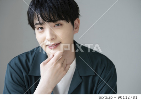 メイクをした若い男性　ポートレート　 90112781