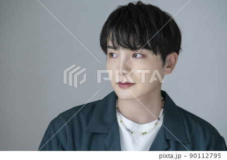 20代の男性　　ポートレート　 90112795