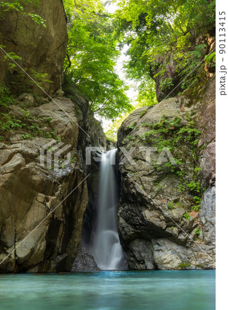 山梨市から新緑の清水渓谷名瀑一之釜（男滝） 90113415