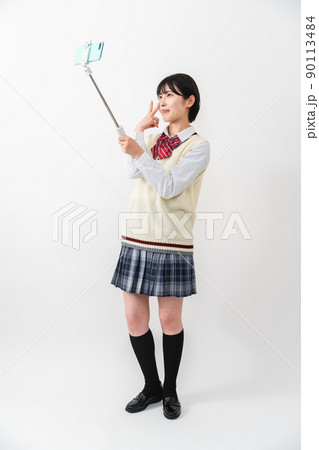 スマートフォンで自撮りをする女子高校生 90113484
