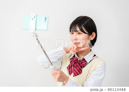 スマートフォンで自撮りをする女子高校生 スマートフォンで自撮りをする女子高校生 90113488