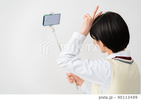 スマートフォンで自撮りをする女子高校生 スマートフォンで自撮りをする女子高校生 90113499