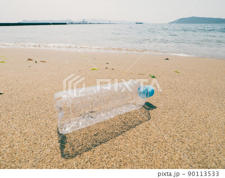 【環境】海の砂浜に捨てられたペットボトル 90113533