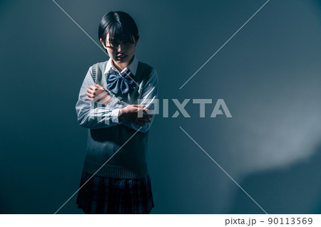 不安な女子高校生 90113569