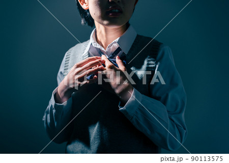 不安な女子高校生 90113575