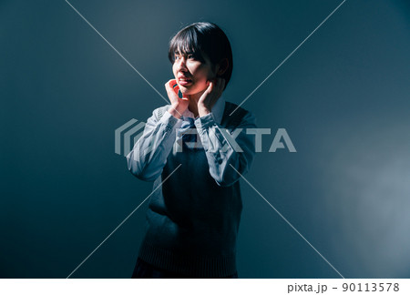 不安な女子高校生 90113578