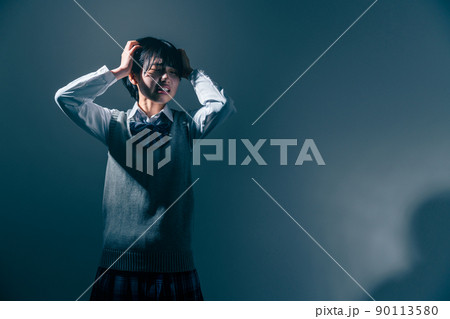 頭をかかえる女子高校生 90113580