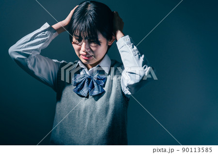 頭をかかえる女子高校生 90113585