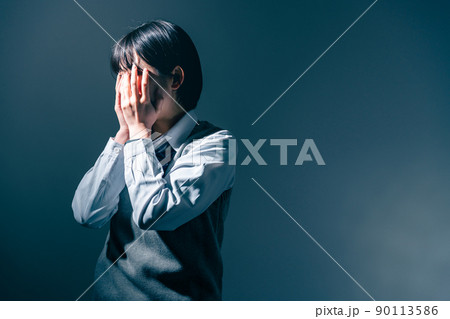 手で顔を覆う女子高校生 90113586