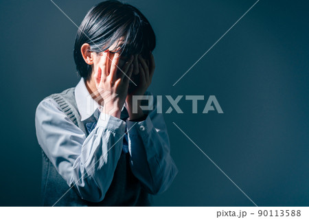 手で顔を覆う女子高校生 90113588