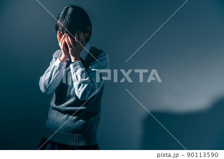 手で顔を覆う女子高校生 90113590