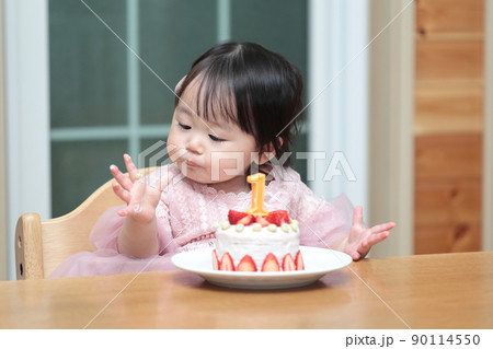 1歳の誕生日にスマッシュケーキを食べる娘 90114550