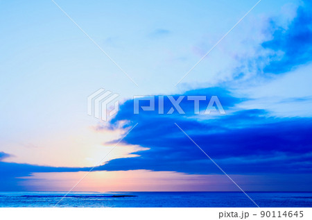 5月後半　久慈浜海岸の朝焼け雲 90114645