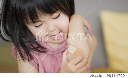 怪我をした腕の絆創膏を気にする4歳の子供（育児・子育て） 90114700