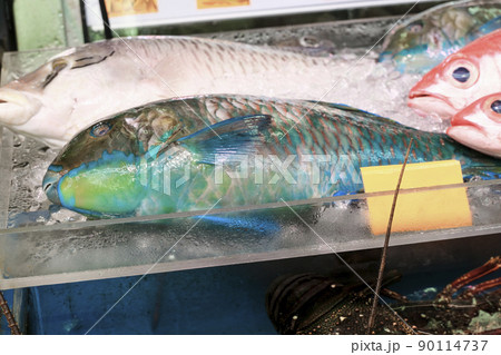 沖縄の市場に並ぶ色鮮やかな魚 90114737