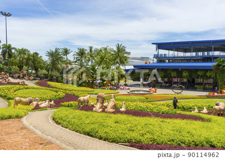 Beautiful garden decoration in Nong Nooch Tropical Botanical Garden in Chonburi,Thailand. Beautiful garden decoration in Nong Nooch Tropical Botanical Garden in Chonburi,Thailand. 90114962