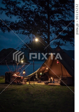夜キャンプ テント ソロキャンプ ライトアップ ランプ 神秘的 ファンタジー 90115232