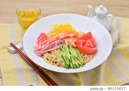 夏の定番食べ物、冷やし中華、ひやし中華。冷たい麺料理。 90115627