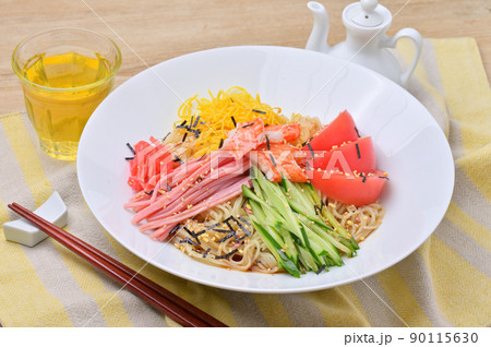 夏の定番食べ物、冷やし中華、ひやし中華。冷たい麺料理。 90115630
