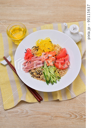 夏の定番食べ物、冷やし中華、ひやし中華。冷たい麺料理。 夏の定番食べ物、冷やし中華、ひやし中華。冷たい麺料理。 90115637