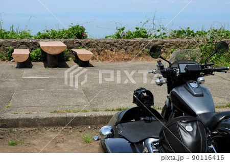 海の見えるパーキングに佇む黒いサイドカー 90116416