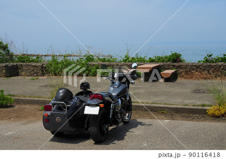 海の見えるパーキングに佇む黒いサイドカー 90116418