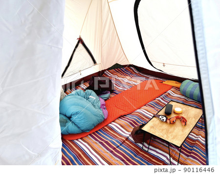 テント内のシュラフやヘッドライトとテーブル 90116446