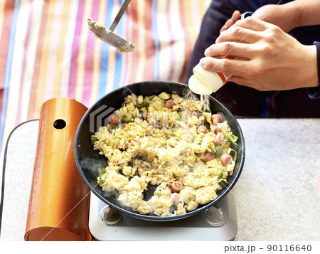 レジャーシートの上で作るチャーハンに塩こしょう レジャーシートの上で作るチャーハンに塩こしょう 90116640