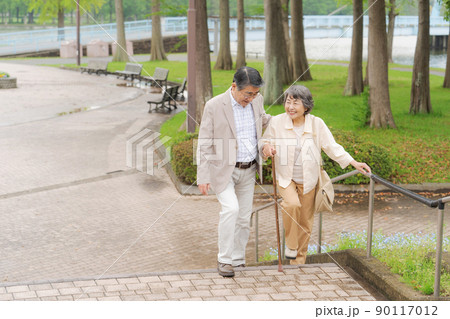 階段の上り下り　シニア夫婦 90117012