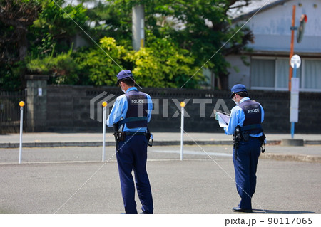 取締を行う警察官 スピード違反 取締を行う警察官 スピード違反 90117065
